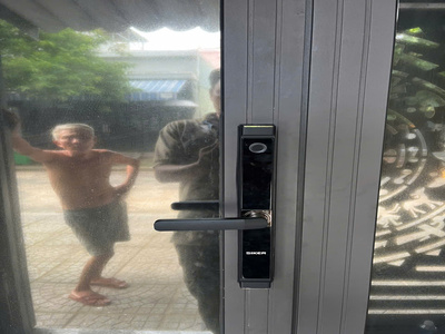 Azdoor VN bàn giao bộ khóa cửa chính Siker KTS154 và khóa phòng ngủ Siker KTS100
