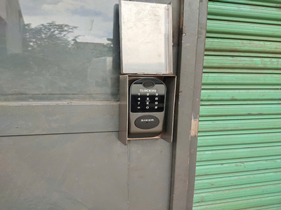 Cửa cổng sắt thì nên lắp khóa thông minh loại nào?