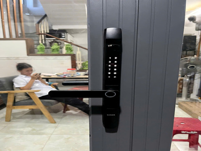 Khóa thông minh Siker KTS150 màu đen – Giải pháp hoàn hảo cho cửa nhôm Xingfa