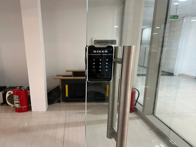 Khóa vân tay cửa kính cường lực bản lề sàn – Giải pháp an ninh hiện đại cho cửa hàng & văn phòng