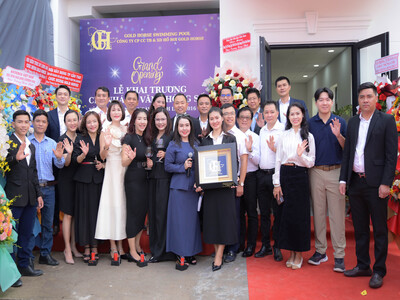 Ông Nguyễn Minh Hoàng – CEO Công ty Cổ phần Azdoor Việt Nam tham dự khai trương Hồ Bơi Gold Horse