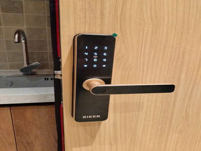 AZDOOR BÀN GIAO KHÓA THÔNG MINH SIKER KTS100XG LÊN CỬA NHỰA COMPOSITE TẠI QUẬN 1, TP.HCM