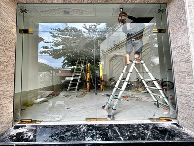 AZDOOR VN BÀN GIAO BỘ PHỤ KIỆN BẢN LỀ SÀN SIKER MÀU VÀNG GOLD CHO BIỆT THỰ CAO CẤP TẠI ĐẮK LẮK