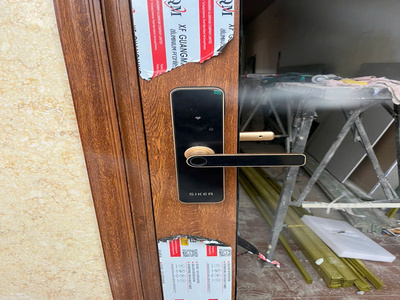 Khóa Thông Minh Siker dành Cho Cửa Nhôm màu Vân Gỗ?