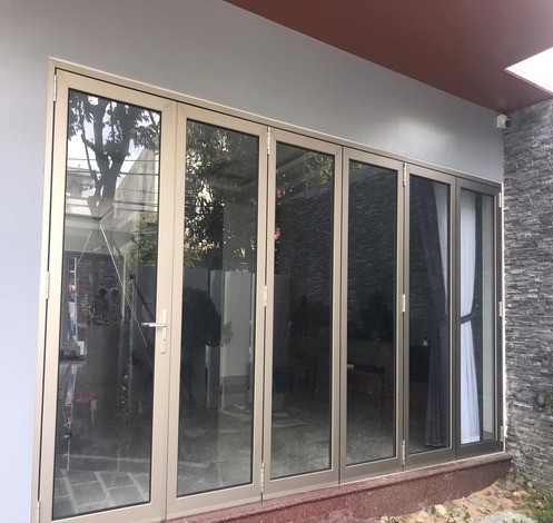 CỬA XẾP TRƯỢT 6 CÁNH GROBER MẠ ANODE TẠI SÀI GÒN CỬA XẾP TRƯỢT 6 CÁNH GROBER MẠ ANODE TẠI SÀI GÒN